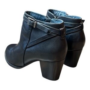 Vionic Upton ankle boots black leather a side zipper closure, a block heel